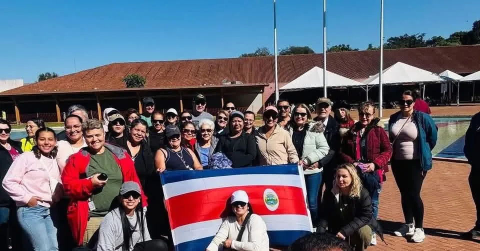 Grupo de Viajeros Ticos CR con la bandera de Costa Rica