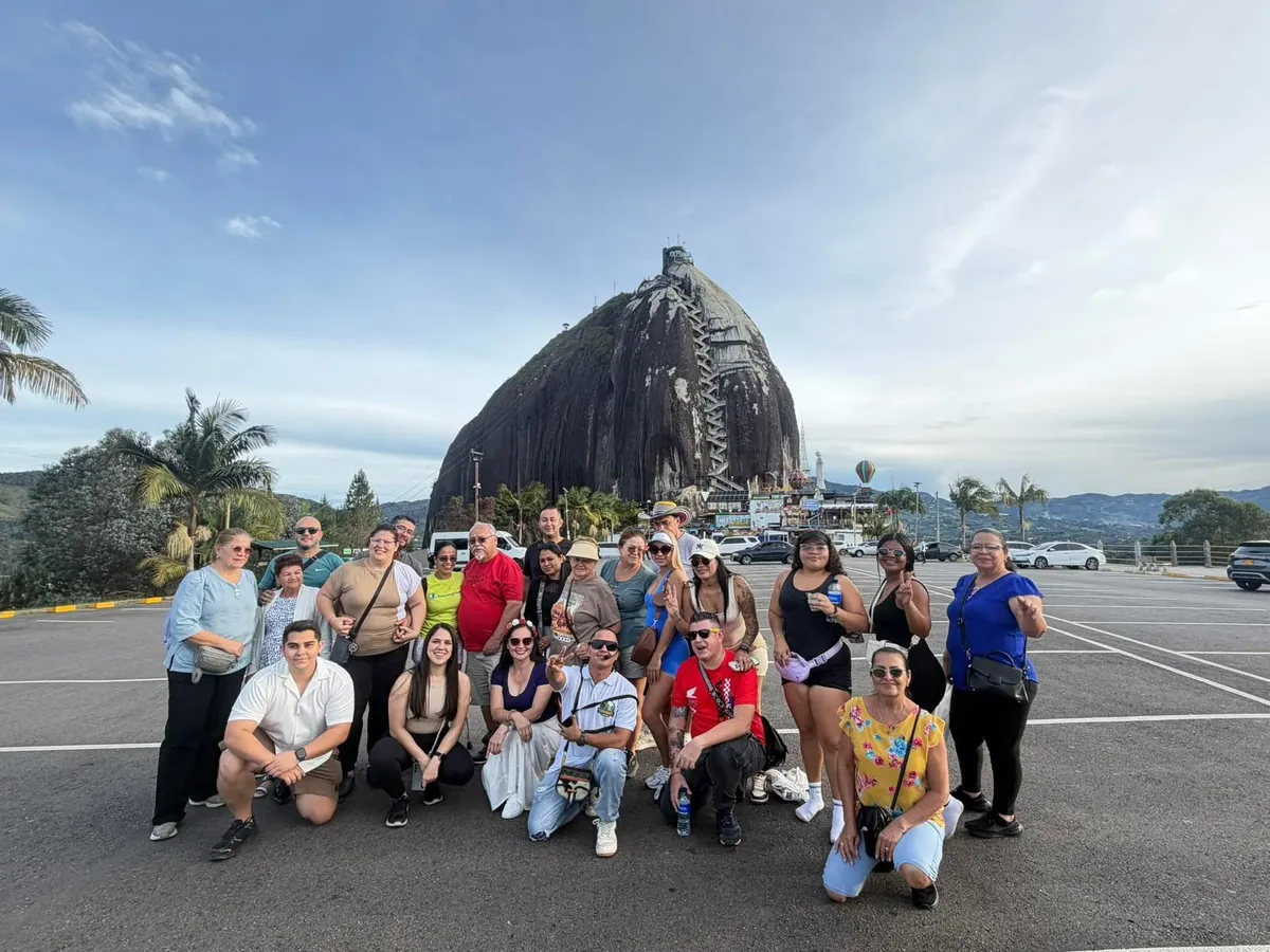Grupo en el Peñón de Guatapé, Colombia