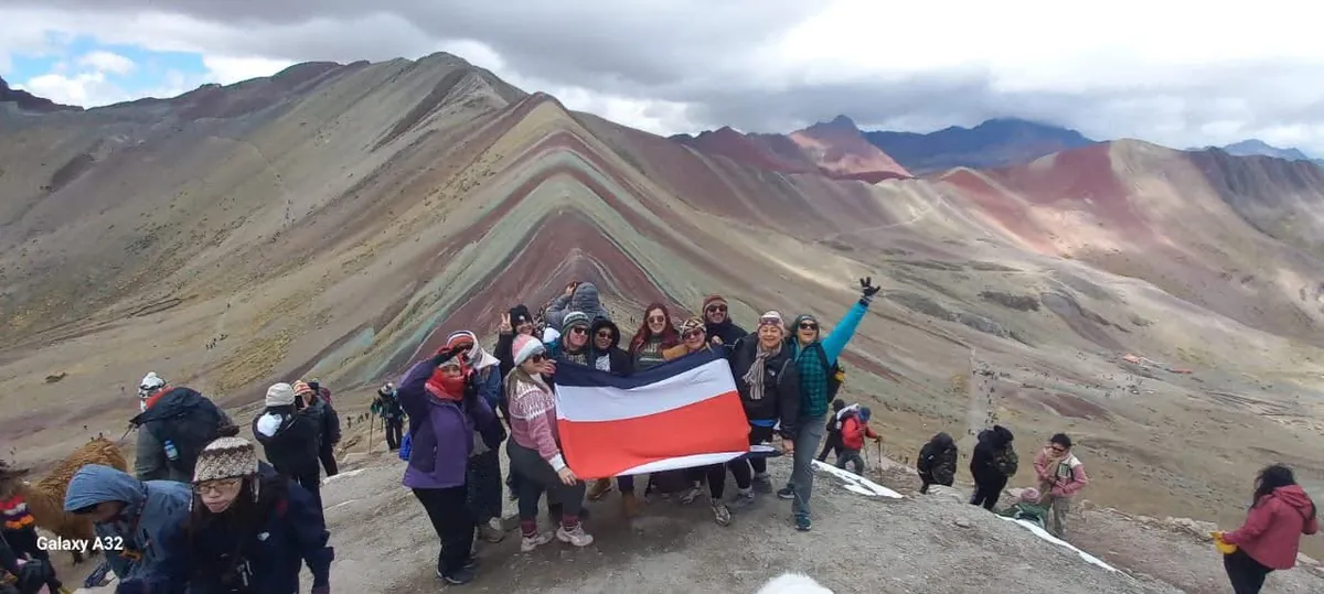 Grupo en la Montaña de 7 Colores, Perú